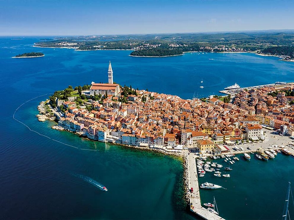 Blick auf die Halbinsel von Rovinj mit der Kirche am Hügel