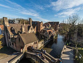 Außenansicht des Gruuthusemuseum in Brügge, direkt an einem Kanal gelegen.