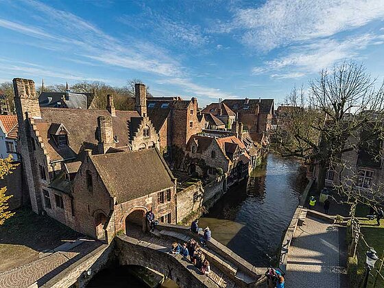 Außenansicht des Gruuthusemuseum in Brügge, direkt an einem Kanal gelegen.