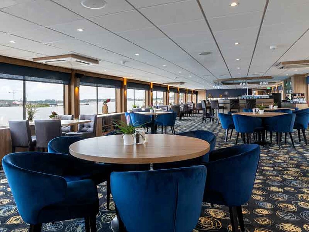 Salon mit Fauteuils und Tischen an Bord der De Nassau
