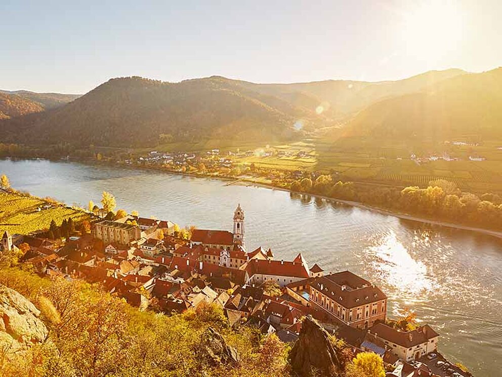 Dürnstein von oben bei Abendsonne mit Donau