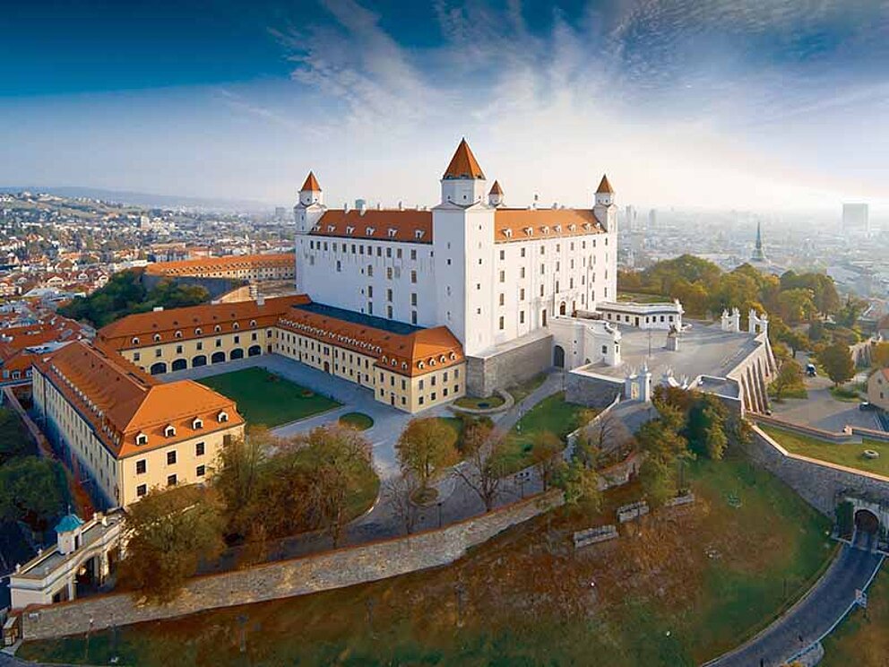 Burg in Bratislava mit umliegender Stadt