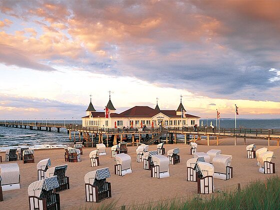 Pier am Sandstrand mit Strandkörben