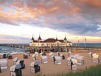 Pier am Sandstrand mit Strandkörben