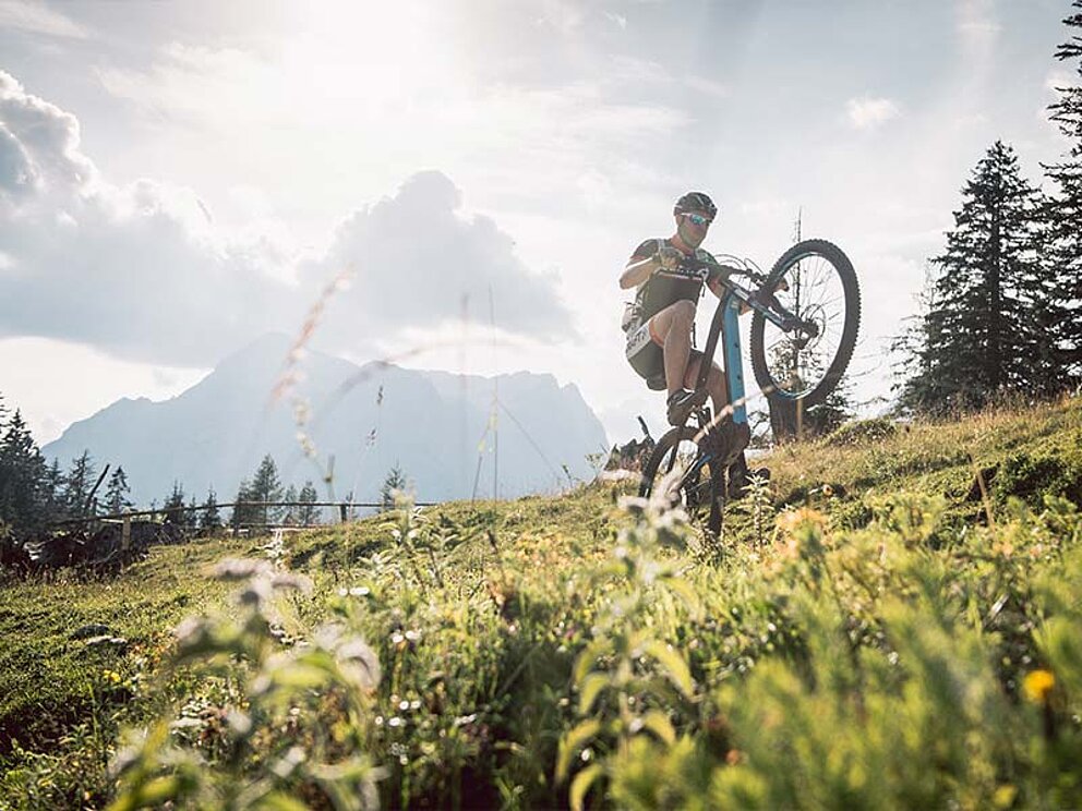 ein Biker mit dem Vorderrad in der Luft
