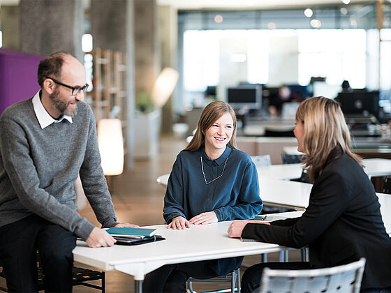 3 Personen beim Netzwerken