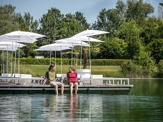 zwei Radfahrer am Steg bei Thalhammers