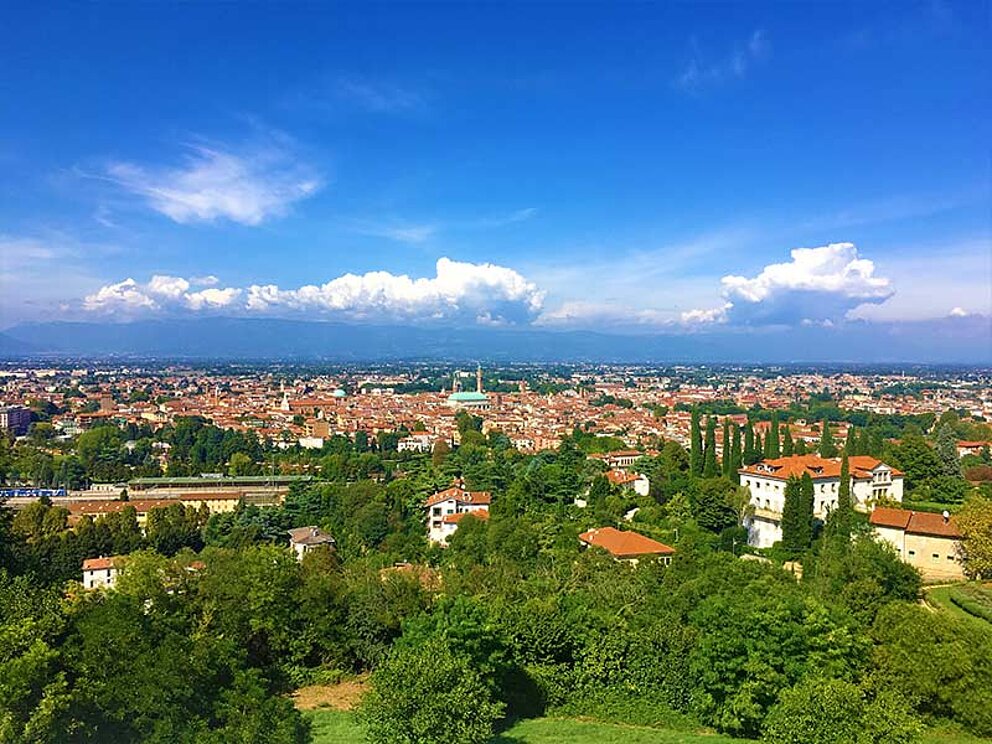 Ausblick auf die Stadt bei blauem Himmel