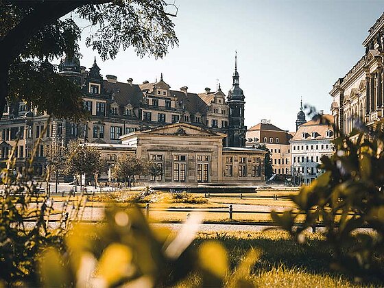 Außenansicht der Hauptwache in der Altstadt Dresdens
