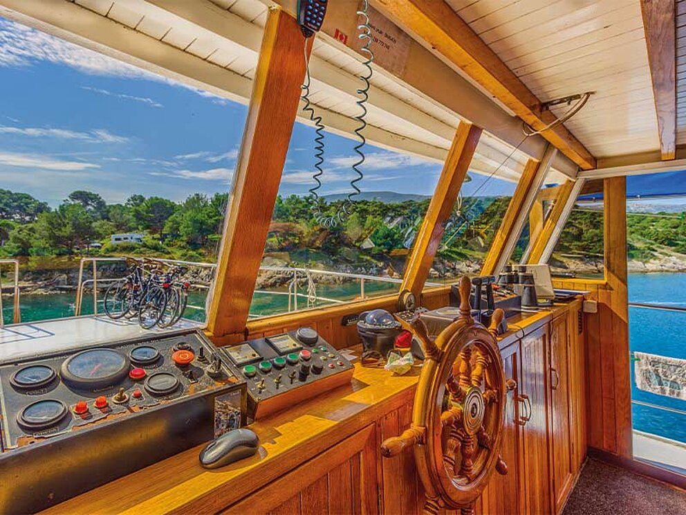 Brücke mit Steuerrad am Schiff