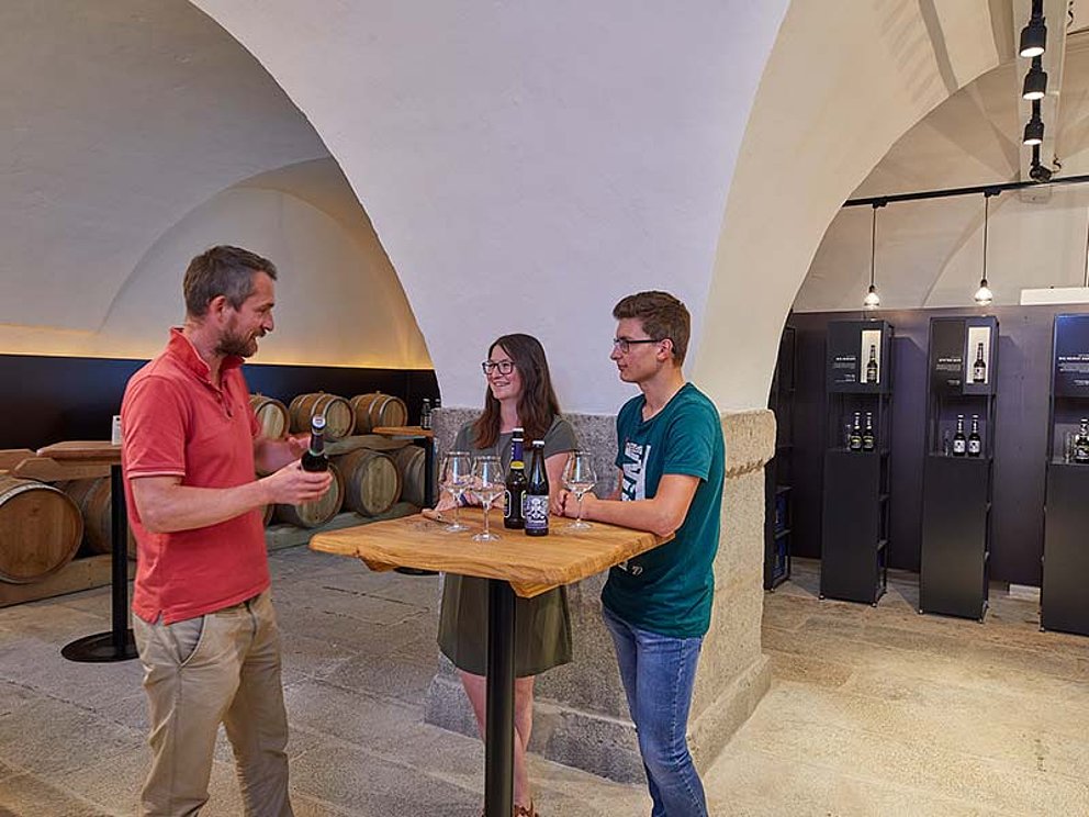 Paar und Braumeister beim Bierverkosten im Brauhaus Schlägl