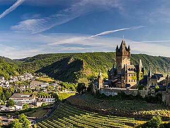Die Reichersburg in Cochem an der Mosel, umgeben von der Stadt und Weinbergen