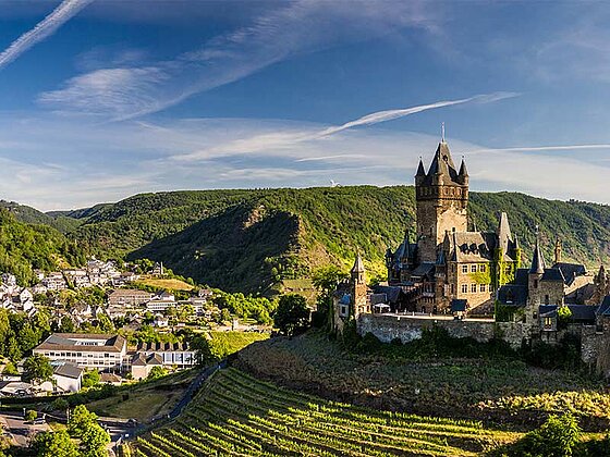 Die Reichersburg in Cochem an der Mosel, umgeben von der Stadt und Weinbergen