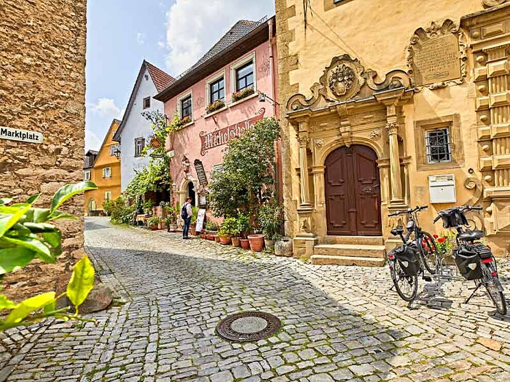 2 Fahrräder stehen in einer Gasse