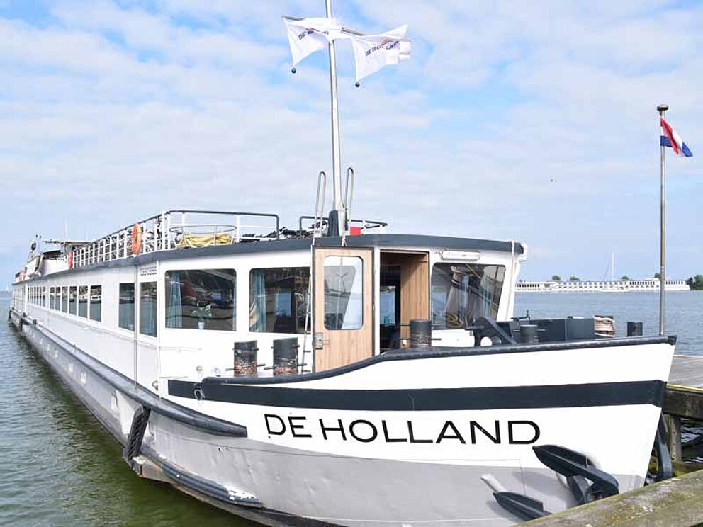 Flussschiff De Holland hat angelegt. Die Bordtür ist offen.