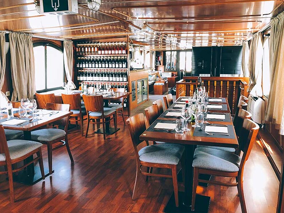 Ansicht vom Bordrestaurant mit gedeckten Tischen
