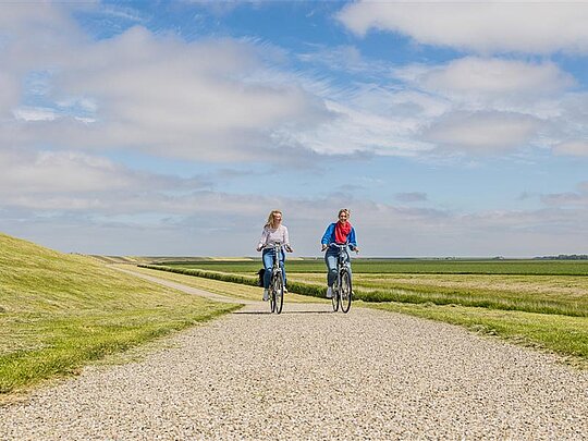 2 Radfahrer auf einem ebenen Radweg