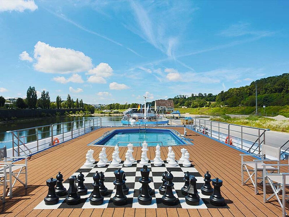 Sonnendeck mit Pool und Schachfeld