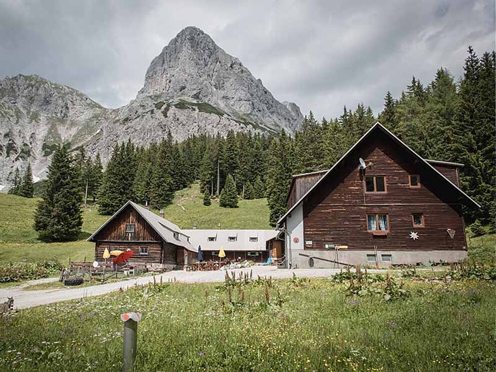 Außenansicht Klinkehütte mit Bergen im Hintergrund