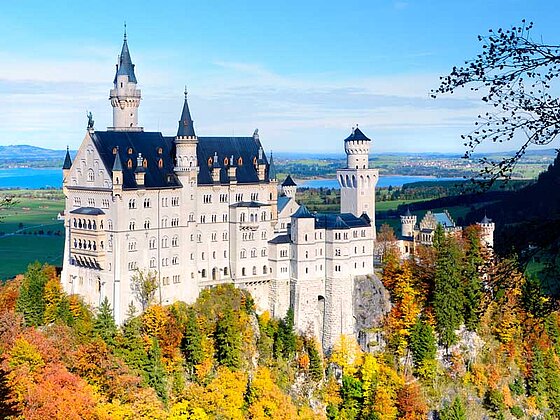 Schloss Neuschwanstein umgeben von bunten Herbstbäumen