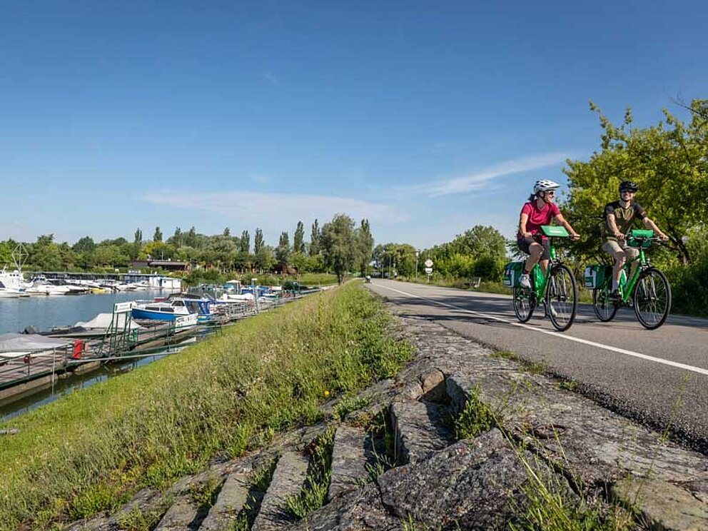 zwei Radfahrer im Radurlaub vorbei an Au