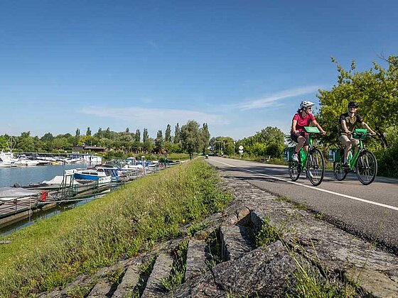 zwei Radfahrer im Radurlaub vorbei an Au
