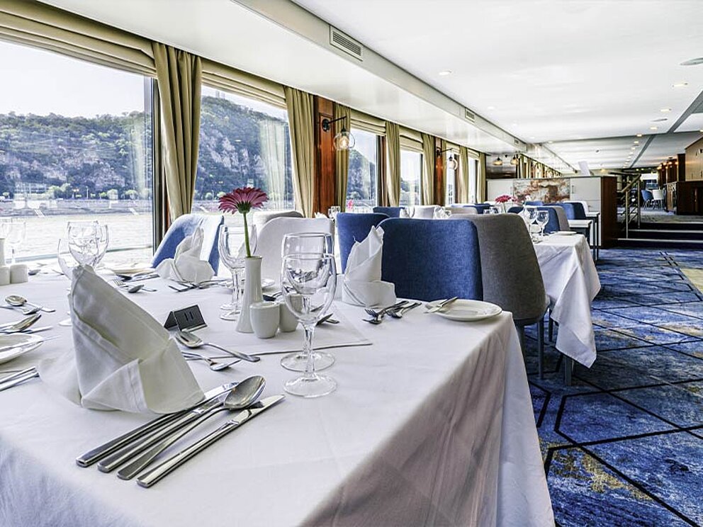 Gedeckte Tische im Bord-Restaurant der MS Vivienne