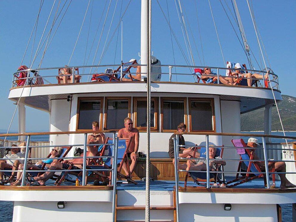 Passagiere entspannen am Sonnendeck des Schiffes