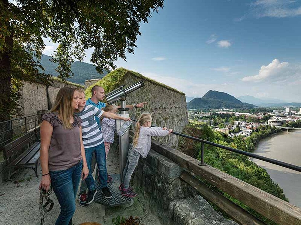 Familie genießt den Ausblick auf den Inn von der Festung von Kufstein