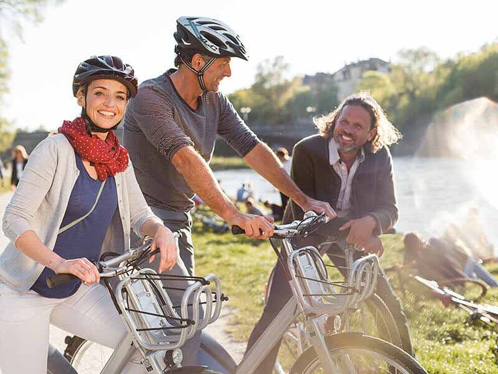 zwei Radfahrer unterwegs in Deutschland an der Isar bei München