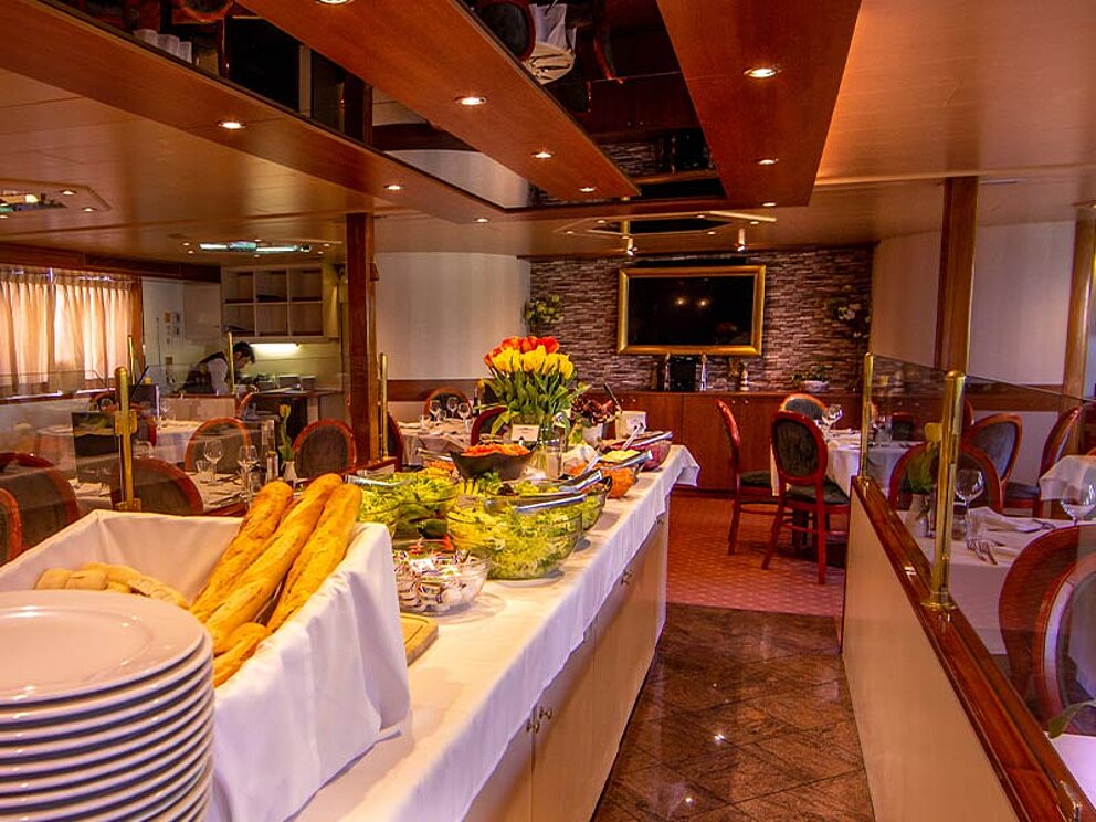 Blick ins Restaurant mit Buffet