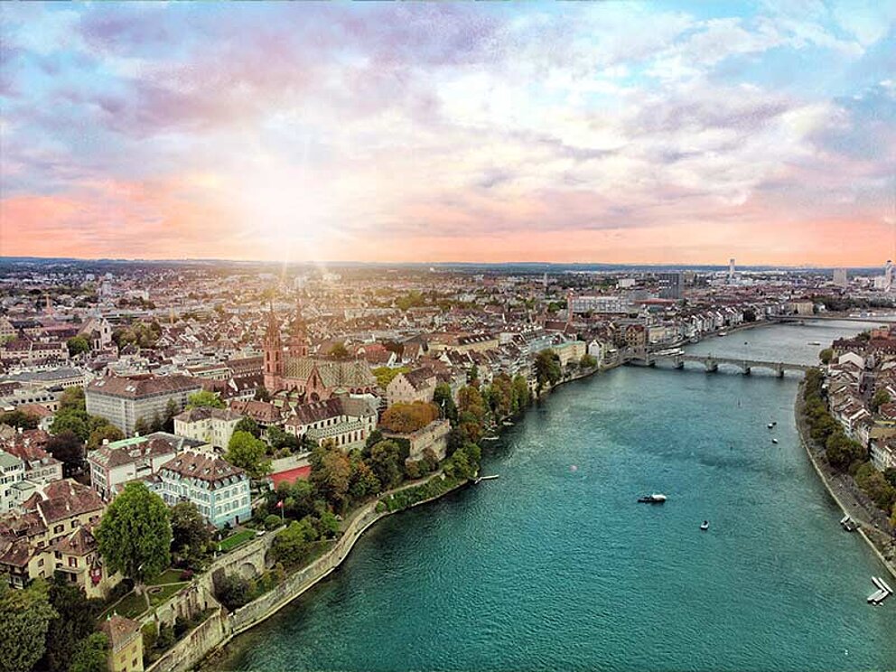 Basel Stadtpanorama bei Abenddämmerung