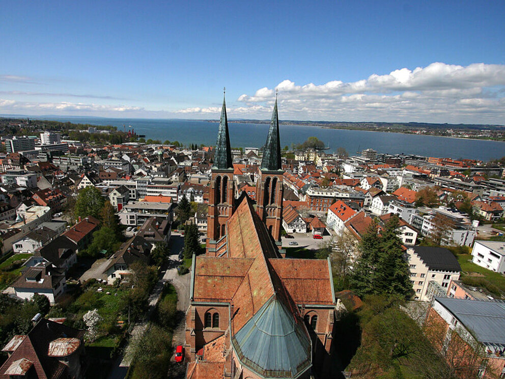 Blick über Bregenz am Bodensee mit Herz-Jesu-Kirche