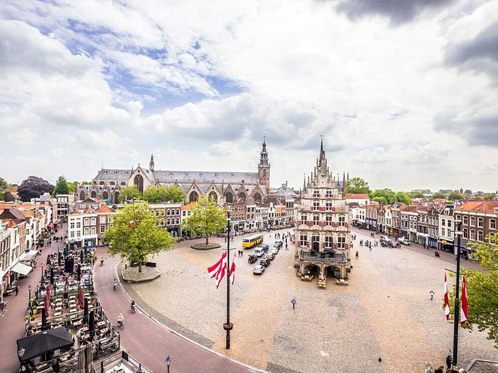 Stadtplatz von Gouda bei Tag mit leicht bewölktem Himmel