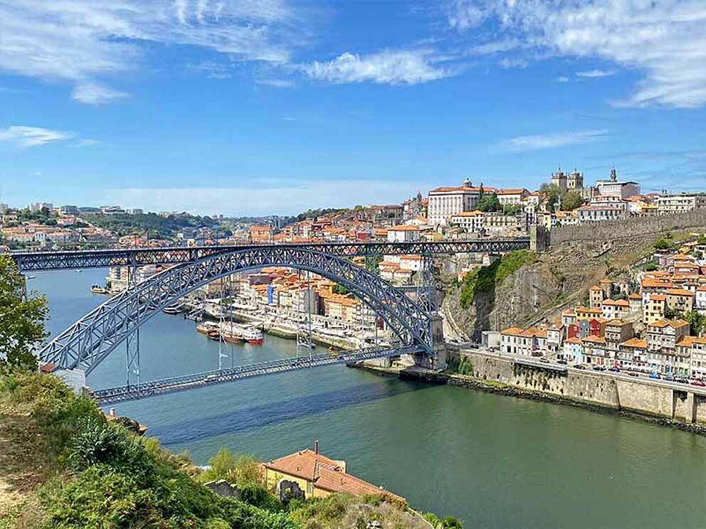 Blick auf die Altstadt von Porto mit der Brücke dom Luis