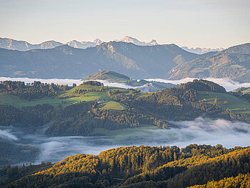 Blick in die Nationalpark Region Kalkalpen bis zum Gebirge am Horizont.