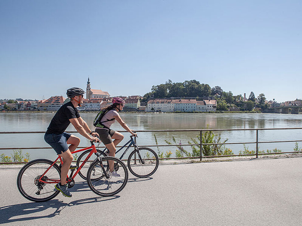 Zwei sportliche Radler am Innradweg bei Schärding