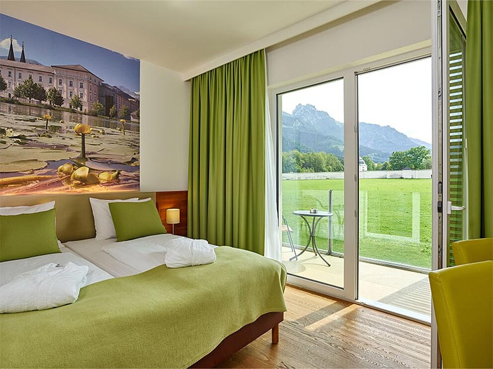 Doppelbett, Balkontüre, Berpanorama