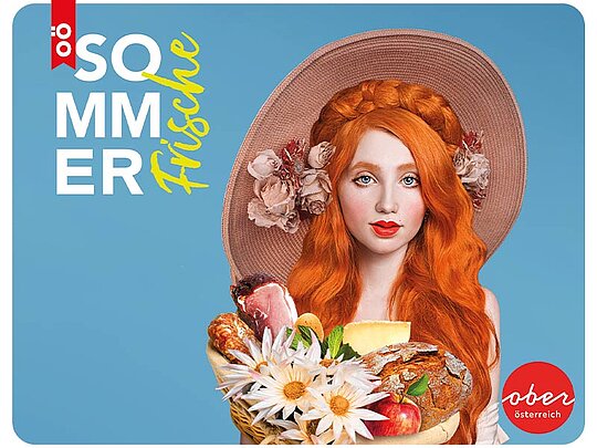 Sujet der Sommerfrische - eine Dame mit roten langen Haaren, einem Hut und einem Korb, gefüllt mit Speck, Brot, Äpfeln und Blumen