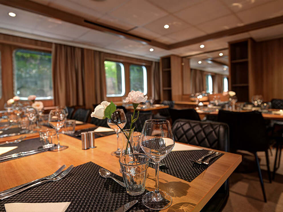 Gedeckte Tische im Restaurant