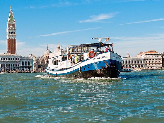Schiff in Fahrt, im Hintergrund Venedig