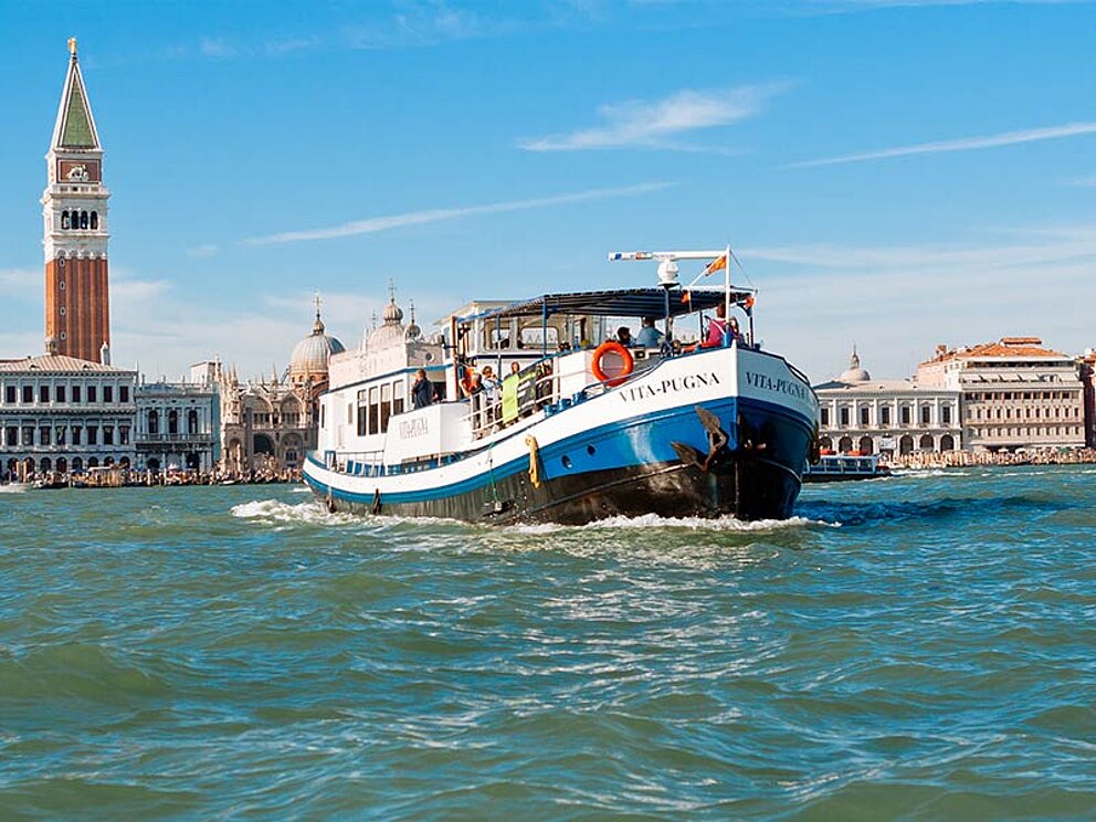 Schiff in Fahrt, im Hintergrund Venedig