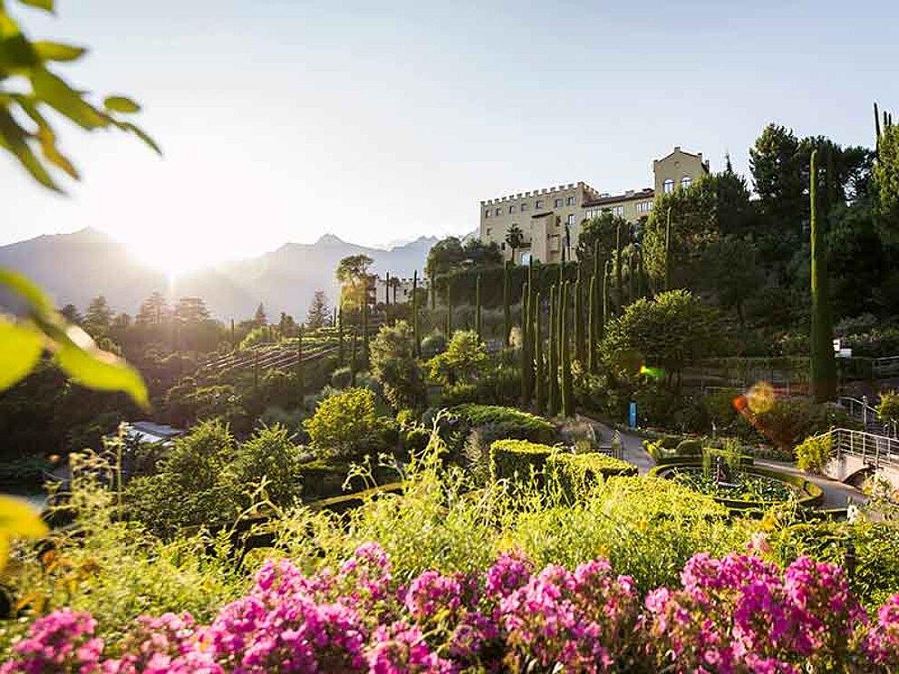Blick auf Schloss Trauttmannsdorff in Meran in Italien