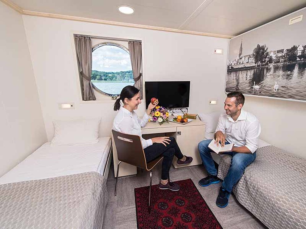 Paar in der Kabine am Hauptdeck auf der MS Primadonna auf der Donau