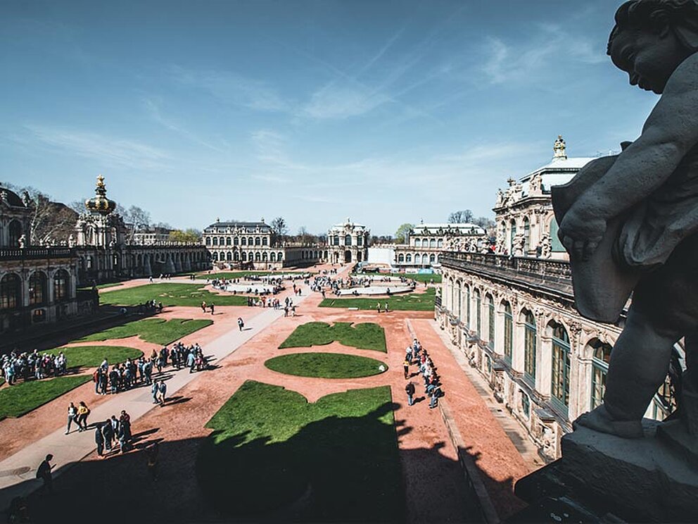 Blick auf den bekannten Dresdner Zwinger mit vielen Besuchern im Innenhof