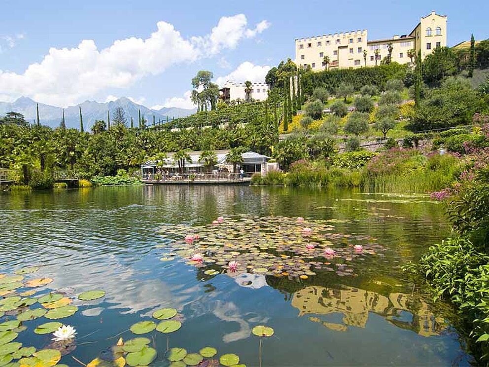 Schloss Trauttmannsdorff mit Botanischem Garten und Teich im Meran