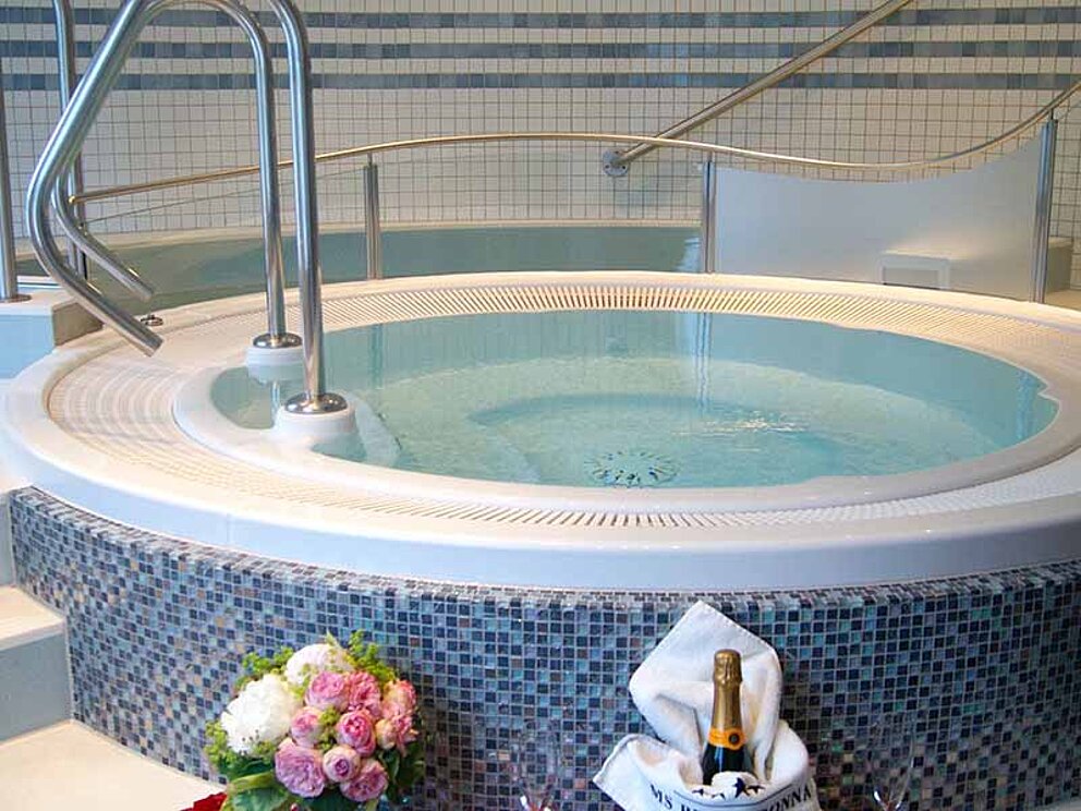 Whirlpool im Wellnessbereich auf der MS Primadonna auf der Donau