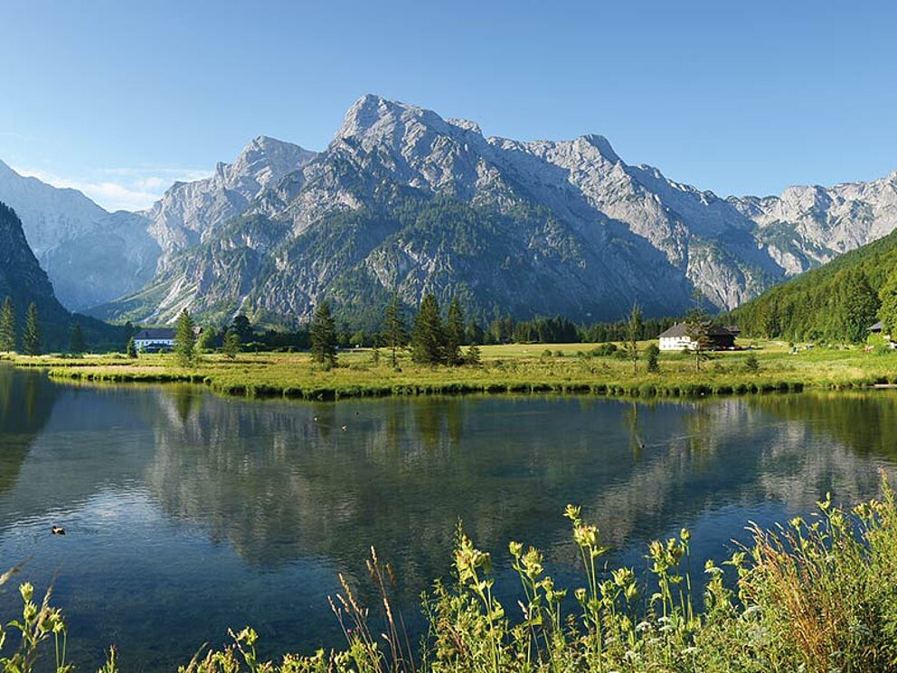 Blick auf das Tote Gebirge, im Vordergrund ein See
