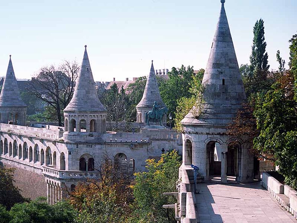 Fischerbastei mit altem Gemäuer und Türmen in Budapest