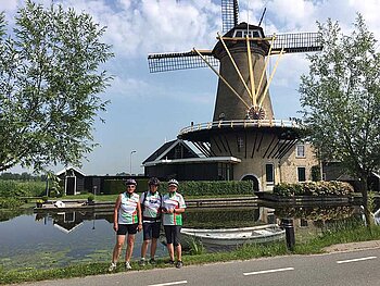 drei Frauen unterwegs im Radurlaub mit Windmühle